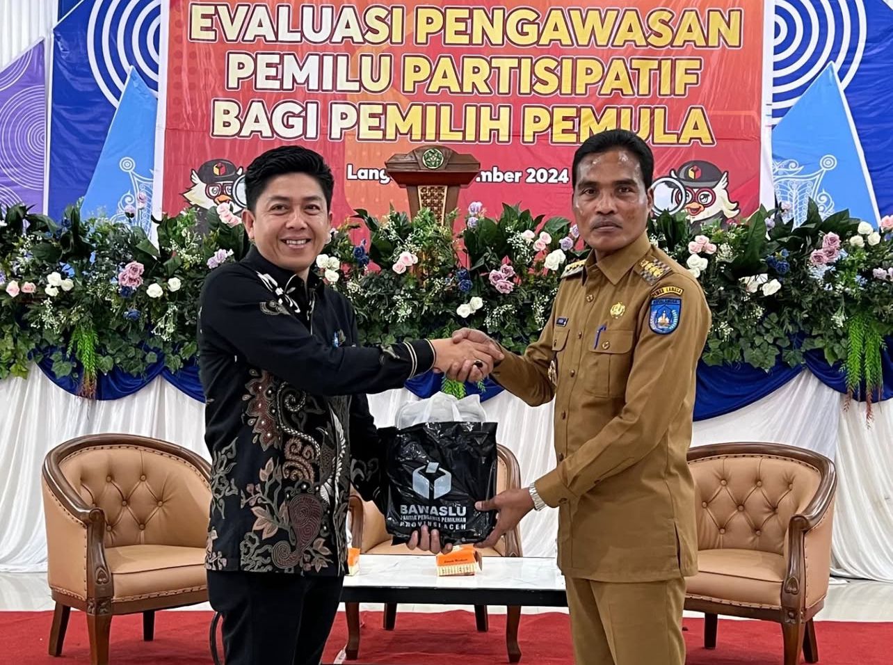 Ketua Panwaslih Aceh, Agus Syahputra (kiri) memberikan cindera mata kepada Pj. Wali Kota Langsa, Syaridin S.Pd (kanan)