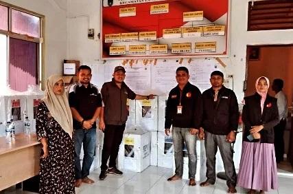 Ketua Panwaslih Kota Langsa, Taufiqurrahman mengawal pendistribusian logistik Pemilu khusus ke TPS terluar di Gampong Telaga Tujoh (Pulau Pusong) Kecamatan Langsa Barat, Selasa (13/02/2024). 