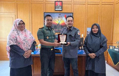 Pemberian plakat kepada Dandim 0104 Aceh Timur