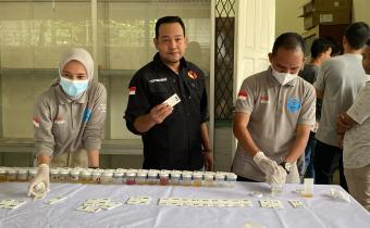 Ketua Panwaslih Kota Langsa, Taufiqurrahman saat sedang mengecek proses tes urin PTPS