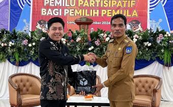 Ketua Panwaslih Aceh, Agus Syahputra (kiri) memberikan cindera mata kepada Pj. Wali Kota Langsa, Syaridin S.Pd (kanan)